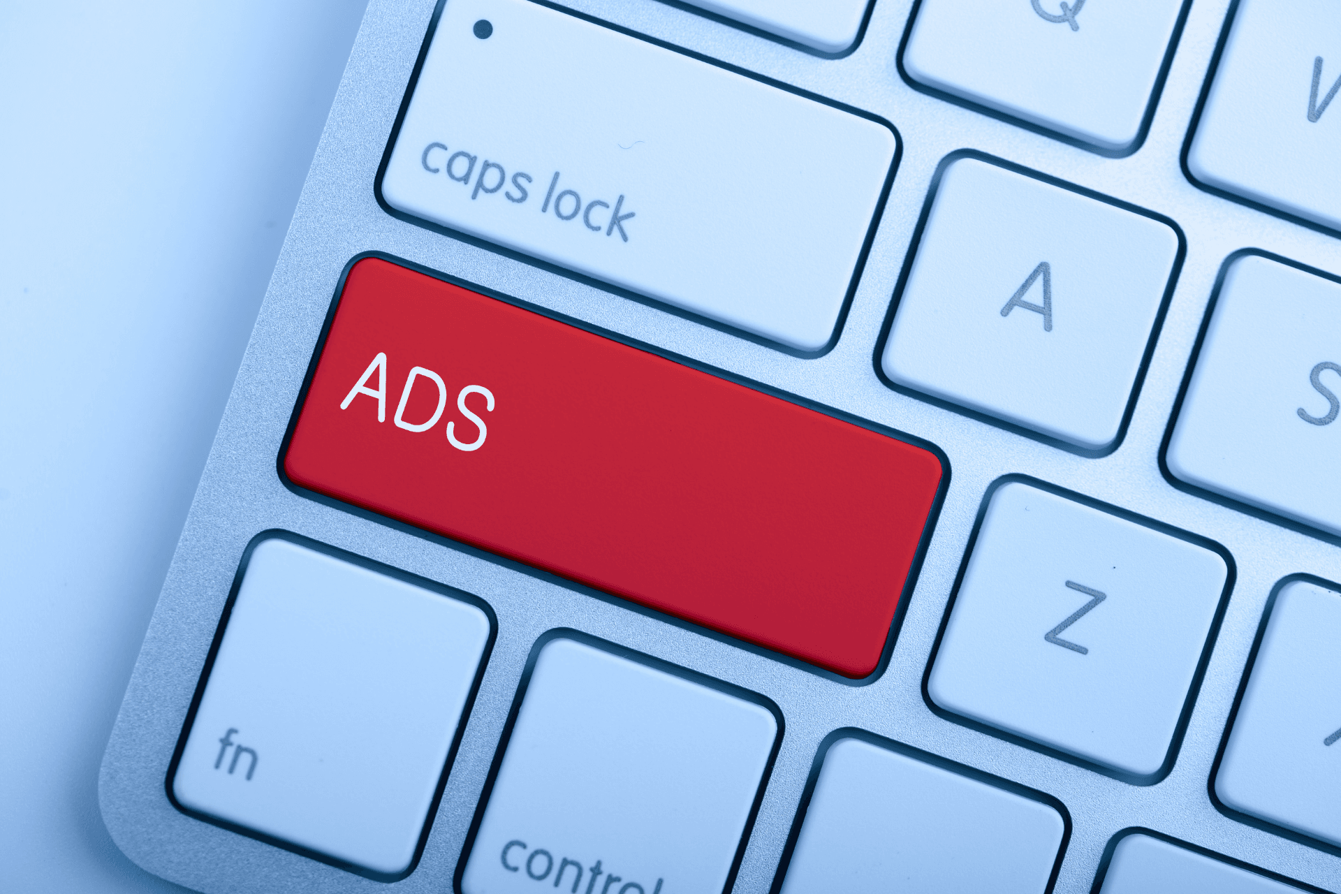 Comparatif SEO vs SEA sur clavier : Google Ads versus contenu SEO selon objectifs et budget.