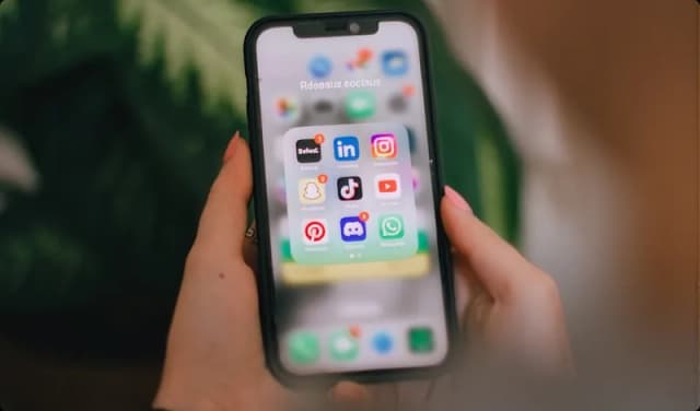 Réseaux sociaux d’Altalia Courtage sur smartphone