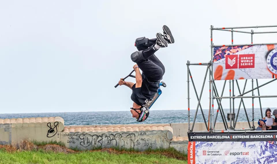 Camille Scooters en compétition freestyle face à la mer
