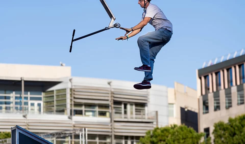 Camille Scooters en saut technique en ville